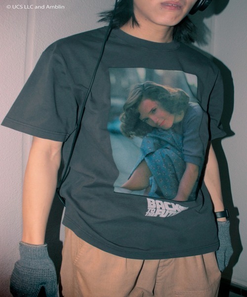 StPT(エスティーピーティー)の「『バック・トゥ・ザ・フューチャー』BACK TO THE FUTURE "Young Lorraine"" T-Shirt" 半袖プリントTシャツ ビックシルエット ピグメント加工 ヴィンテージライク(Tシャツ/カットソー・メンズ・チャコール/ホワイト・LARGE/X-LARGE/MEDIUM)」の6枚目の写真