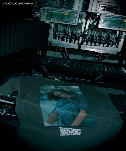 StPT(エスティーピーティー)の「『バック・トゥ・ザ・フューチャー』BACK TO THE FUTURE "Young Lorraine"" T-Shirt" 半袖プリントTシャツ ビックシルエット ピグメント加工 ヴィンテージライク(Tシャツ/カットソー・メンズ・チャコール/ホワイト・LARGE/X-LARGE/MEDIUM)」の7枚目の写真