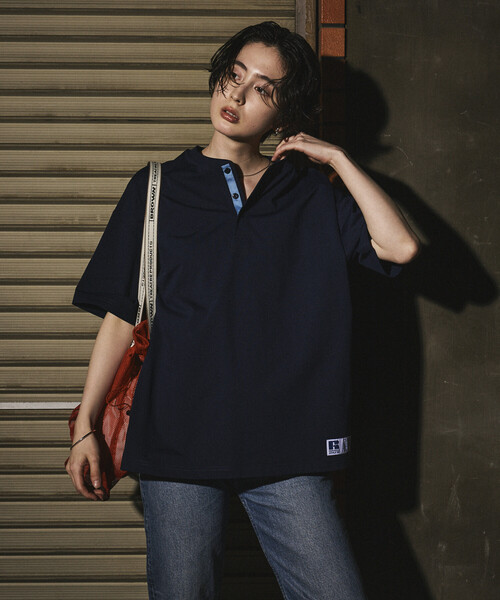 Russell Athletic(ラッセルアスレティック)の「限定展開 RUSSELL ATHLETIC×FREAK'S STORE ラッセル アスレチック 別注 ビッグシルエット ワンポイントロゴ 配色ヘンリーネック Tシャツ(Tシャツ/カットソー・メンズ・ネイビー/ホワイト/チャコールグレー/ブラック・SMALL/LARGE/MEDIUM)」の4枚目の写真