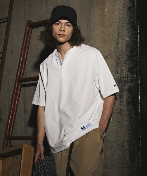 Russell Athletic(ラッセルアスレティック)の「限定展開 RUSSELL ATHLETIC×FREAK'S STORE ラッセル アスレチック 別注 ビッグシルエット ワンポイントロゴ 配色ヘンリーネック Tシャツ(Tシャツ/カットソー・メンズ・ネイビー/ホワイト/チャコールグレー/ブラック・SMALL/LARGE/MEDIUM)」の2枚目の写真