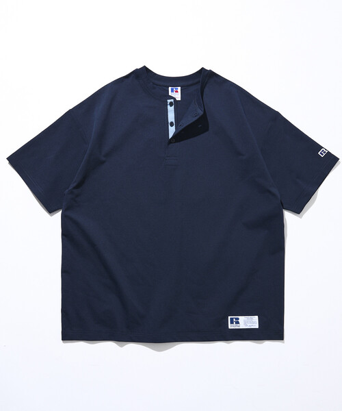Russell Athletic(ラッセルアスレティック)の「限定展開 RUSSELL ATHLETIC×FREAK'S STORE ラッセル アスレチック 別注 ビッグシルエット ワンポイントロゴ 配色ヘンリーネック Tシャツ(Tシャツ/カットソー・メンズ・ネイビー/ホワイト/チャコールグレー/ブラック・SMALL/LARGE/MEDIUM)」の14枚目の写真