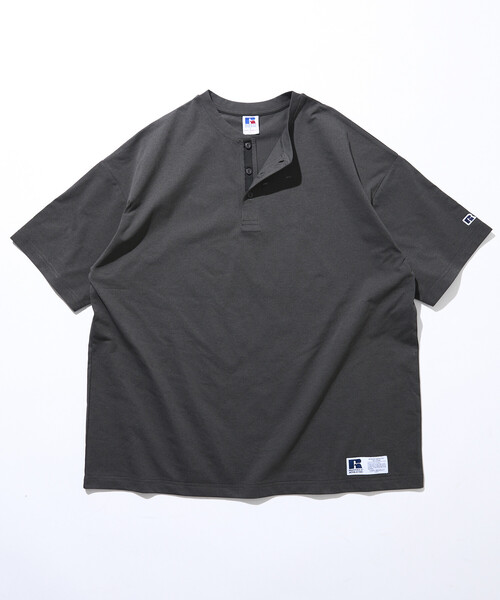 Russell Athletic(ラッセルアスレティック)の「限定展開 RUSSELL ATHLETIC×FREAK'S STORE ラッセル アスレチック 別注 ビッグシルエット ワンポイントロゴ 配色ヘンリーネック Tシャツ(Tシャツ/カットソー・メンズ・ネイビー/ホワイト/チャコールグレー/ブラック・SMALL/LARGE/MEDIUM)」の17枚目の写真