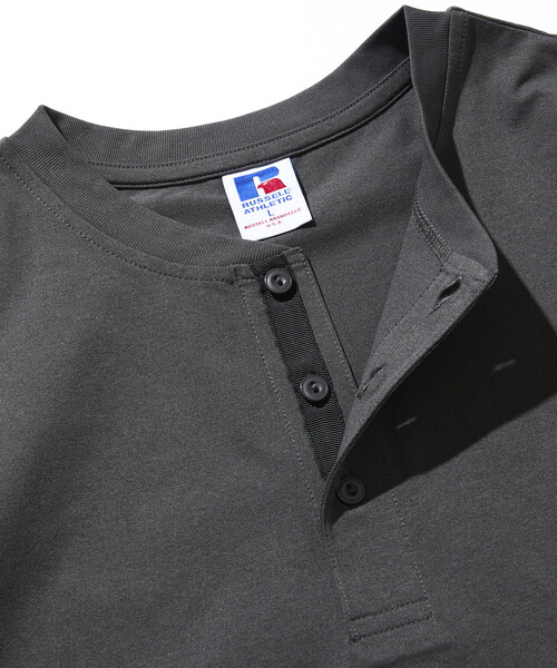 Russell Athletic(ラッセルアスレティック)の「限定展開 RUSSELL ATHLETIC×FREAK'S STORE ラッセル アスレチック 別注 ビッグシルエット ワンポイントロゴ 配色ヘンリーネック Tシャツ(Tシャツ/カットソー・メンズ・ネイビー/ホワイト/チャコールグレー/ブラック・SMALL/LARGE/MEDIUM)」の18枚目の写真