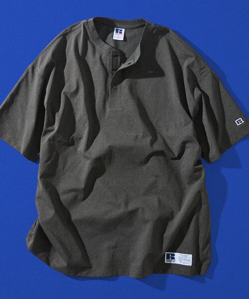 Russell Athletic(ラッセルアスレティック)の「RUSSELL ATHLETIC/ラッセルアスレティック 限定展開 RUSSELL ATHLETIC×FREAK'S STORE 別注 ビッグシルエット ワンポイントロゴ 配色ヘンリーネック Tシャツ(Tシャツ/カットソー・メンズ・ネイビー/ホワイト/チャコールグレー/ブラック・SMALL/LARGE/MEDIUM)」の9枚目の写真