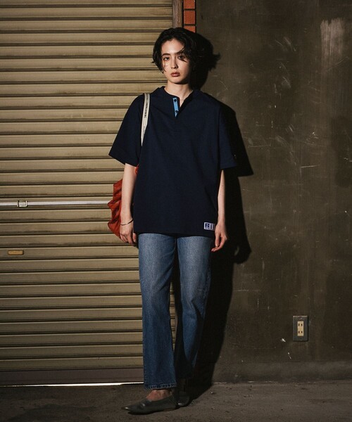 Russell Athletic(ラッセルアスレティック)の「RUSSELL ATHLETIC/ラッセルアスレティック 限定展開 RUSSELL ATHLETIC×FREAK'S STORE 別注 ビッグシルエット ワンポイントロゴ 配色ヘンリーネック Tシャツ(Tシャツ/カットソー・メンズ・ネイビー/ホワイト/チャコールグレー/ブラック・SMALL/LARGE/MEDIUM)」の11枚目の写真