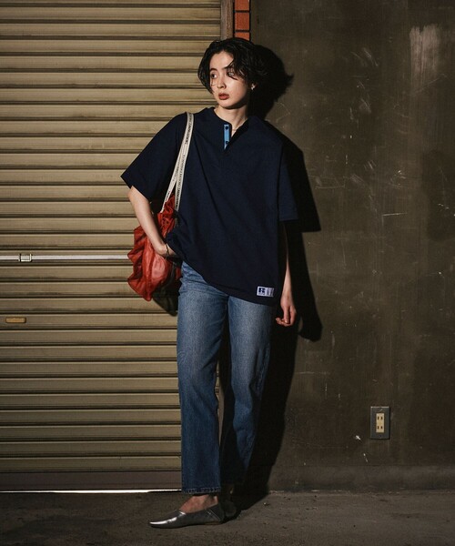 Russell Athletic(ラッセルアスレティック)の「RUSSELL ATHLETIC/ラッセルアスレティック 限定展開 RUSSELL ATHLETIC×FREAK'S STORE 別注 ビッグシルエット ワンポイントロゴ 配色ヘンリーネック Tシャツ(Tシャツ/カットソー・メンズ・ネイビー/ホワイト/チャコールグレー/ブラック・SMALL/LARGE/MEDIUM)」の12枚目の写真