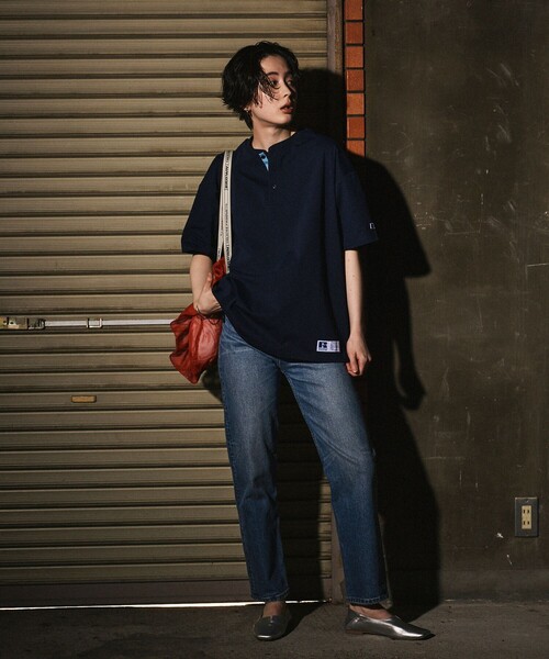 Russell Athletic(ラッセルアスレティック)の「RUSSELL ATHLETIC/ラッセルアスレティック 限定展開 RUSSELL ATHLETIC×FREAK'S STORE 別注 ビッグシルエット ワンポイントロゴ 配色ヘンリーネック Tシャツ(Tシャツ/カットソー・メンズ・ネイビー/ホワイト/チャコールグレー/ブラック・SMALL/LARGE/MEDIUM)」の14枚目の写真
