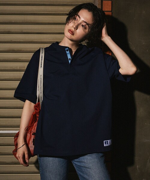 Russell Athletic(ラッセルアスレティック)の「RUSSELL ATHLETIC/ラッセルアスレティック 限定展開 RUSSELL ATHLETIC×FREAK'S STORE 別注 ビッグシルエット ワンポイントロゴ 配色ヘンリーネック Tシャツ(Tシャツ/カットソー・メンズ・ネイビー/ホワイト/チャコールグレー/ブラック・SMALL/LARGE/MEDIUM)」の16枚目の写真