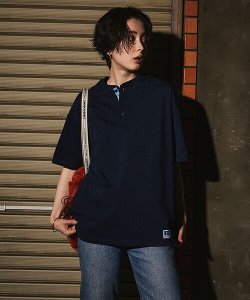 Russell Athletic(ラッセルアスレティック)の「RUSSELL ATHLETIC/ラッセルアスレティック 限定展開 RUSSELL ATHLETIC×FREAK'S STORE 別注 ビッグシルエット ワンポイントロゴ 配色ヘンリーネック Tシャツ(Tシャツ/カットソー・メンズ・ネイビー/ホワイト/チャコールグレー/ブラック・SMALL/LARGE/MEDIUM)」の17枚目の写真