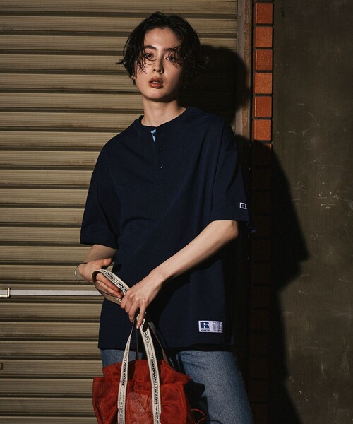 Russell Athletic(ラッセルアスレティック)の「RUSSELL ATHLETIC/ラッセルアスレティック 限定展開 RUSSELL ATHLETIC×FREAK'S STORE 別注 ビッグシルエット ワンポイントロゴ 配色ヘンリーネック Tシャツ(Tシャツ/カットソー・メンズ・ネイビー/ホワイト/チャコールグレー/ブラック・SMALL/LARGE/MEDIUM)」の18枚目の写真