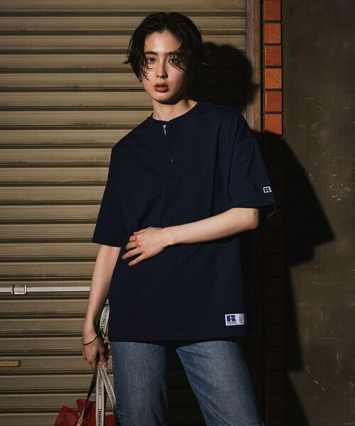 Russell Athletic(ラッセルアスレティック)の「RUSSELL ATHLETIC/ラッセルアスレティック 限定展開 RUSSELL ATHLETIC×FREAK'S STORE 別注 ビッグシルエット ワンポイントロゴ 配色ヘンリーネック Tシャツ(Tシャツ/カットソー・メンズ・ネイビー/ホワイト/チャコールグレー/ブラック・SMALL/LARGE/MEDIUM)」の19枚目の写真
