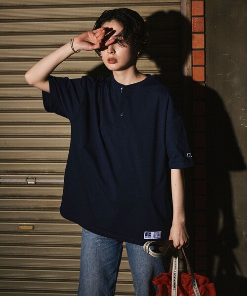 Russell Athletic(ラッセルアスレティック)の「RUSSELL ATHLETIC/ラッセルアスレティック 限定展開 RUSSELL ATHLETIC×FREAK'S STORE 別注 ビッグシルエット ワンポイントロゴ 配色ヘンリーネック Tシャツ(Tシャツ/カットソー・メンズ・ネイビー/ホワイト/チャコールグレー/ブラック・SMALL/LARGE/MEDIUM)」の20枚目の写真