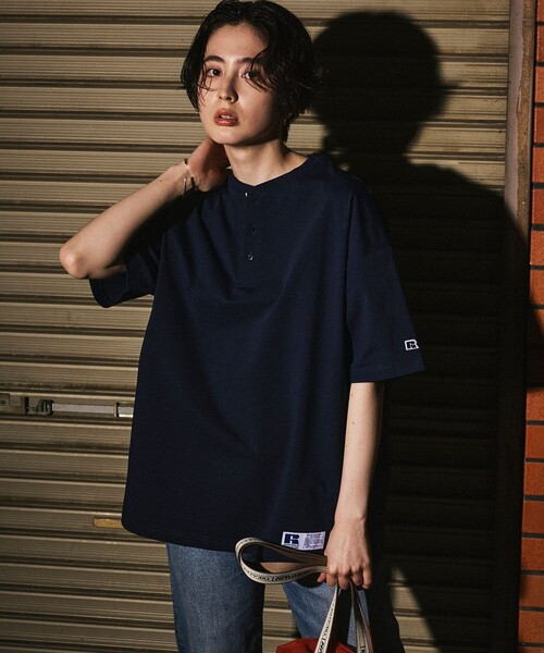 Russell Athletic(ラッセルアスレティック)の「RUSSELL ATHLETIC/ラッセルアスレティック 限定展開 RUSSELL ATHLETIC×FREAK'S STORE 別注 ビッグシルエット ワンポイントロゴ 配色ヘンリーネック Tシャツ(Tシャツ/カットソー・メンズ・ネイビー/ホワイト/チャコールグレー/ブラック・SMALL/LARGE/MEDIUM)」の21枚目の写真
