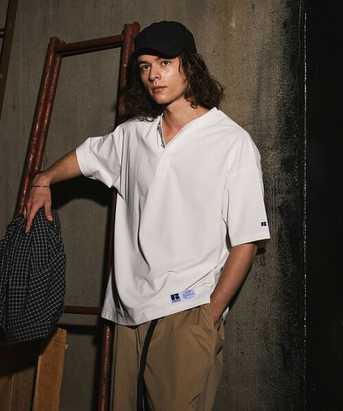 Russell Athletic(ラッセルアスレティック)の「RUSSELL ATHLETIC/ラッセルアスレティック 限定展開 RUSSELL ATHLETIC×FREAK'S STORE 別注 ビッグシルエット ワンポイントロゴ 配色ヘンリーネック Tシャツ(Tシャツ/カットソー・メンズ・ネイビー/ホワイト/チャコールグレー/ブラック・SMALL/LARGE/MEDIUM)」の22枚目の写真