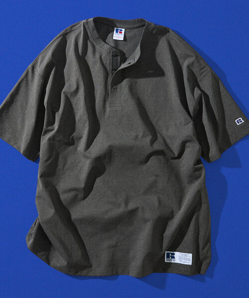 Russell Athletic(ラッセルアスレティック)の「限定展開 RUSSELL ATHLETIC×FREAK'S STORE ラッセル アスレチック 別注 ビッグシルエット ワンポイントロゴ 配色ヘンリーネック Tシャツ(Tシャツ/カットソー・メンズ・ネイビー/ホワイト/チャコールグレー/ブラック・SMALL/LARGE/MEDIUM)」の3枚目の写真