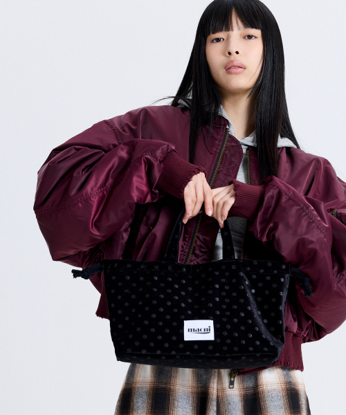 MACNI（マクニ）の「DOT VELVET STRING PUFFY BAG VELVET BLACK（トートバッグ・レディース・ブラック・FREE）」の2枚目の写真