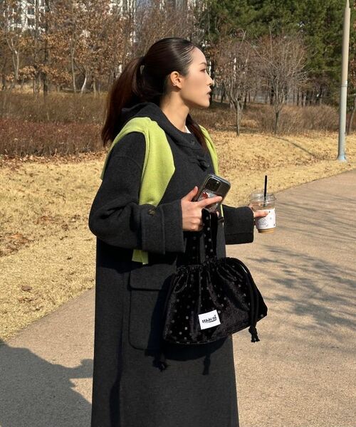 MACNI（マクニ）の「DOT VELVET STRING PUFFY BAG VELVET BLACK（トートバッグ・レディース・ブラック・FREE）」の5枚目の写真