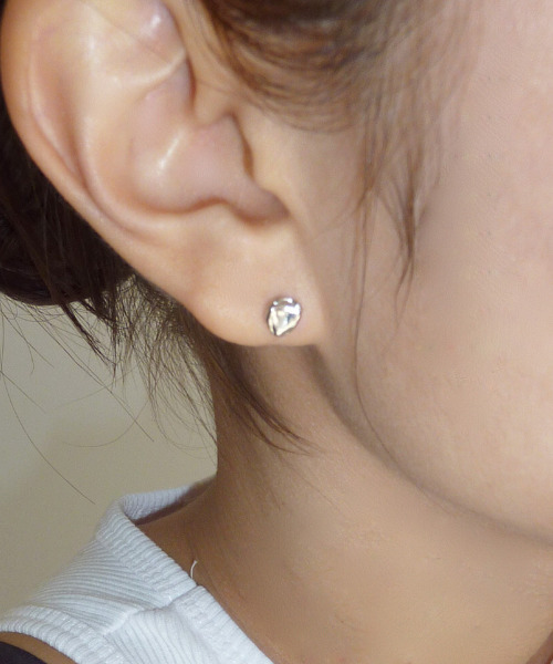 A BIT MOR（アビットモア）の「FRECKLE STUD（ピアス（両耳用）・レディース・その他・FREE）」の2枚目の写真