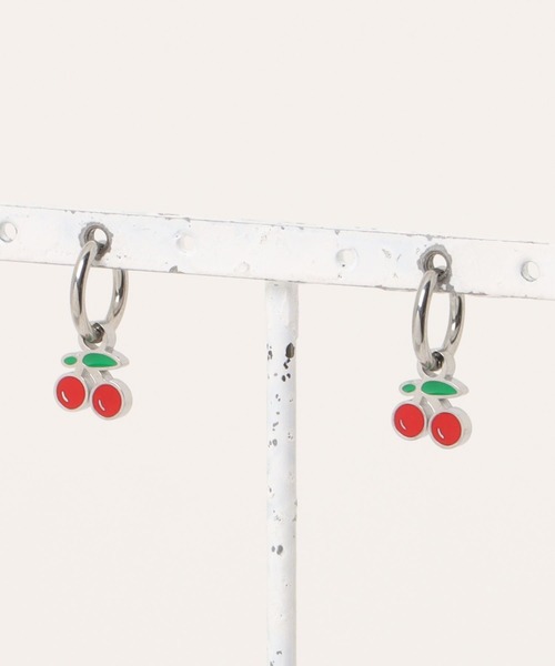 Peony（ピオニー）の「【Peony/ピオニー】ドロップチェリーピアス【アレルギー対応】（ピアス（両耳用）・レディース・ゴールド/シルバー・FREE）」の2枚目の写真