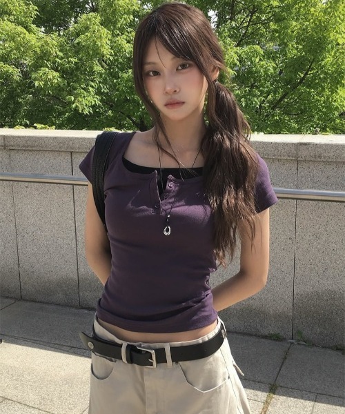 anyonemore(エニワンモア)の「一体型配色ボタンヘンリーネック半袖Tシャツ(Tシャツ/カットソー・レディース・パープル・FREE)」の1枚目の写真