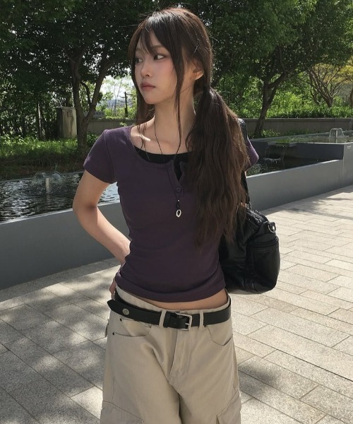 anyonemore(エニワンモア)の「一体型配色ボタンヘンリーネック半袖Tシャツ(Tシャツ/カットソー・レディース・パープル・FREE)」の3枚目の写真