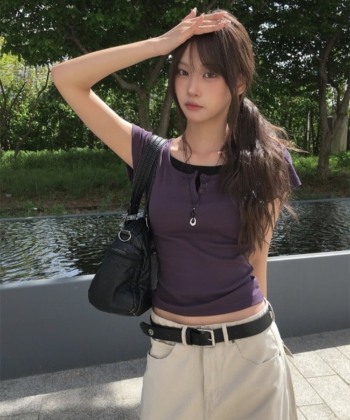 anyonemore(エニワンモア)の「一体型配色ボタンヘンリーネック半袖Tシャツ(Tシャツ/カットソー・レディース・パープル・FREE)」の2枚目の写真