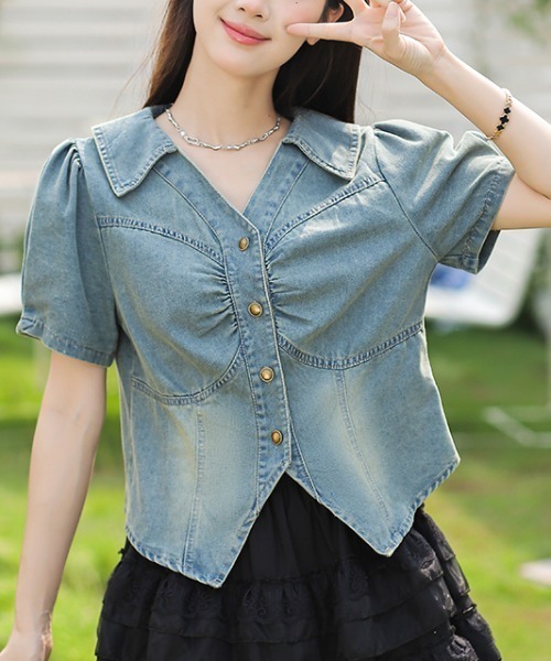 LUCPY(ラクピー)の「ヴィンテージデニムペプラムブラウス(シャツ/ブラウス・レディース・ライトブルー・X-LARGE/LARGE/MEDIUM/SMALL)」の2枚目の写真