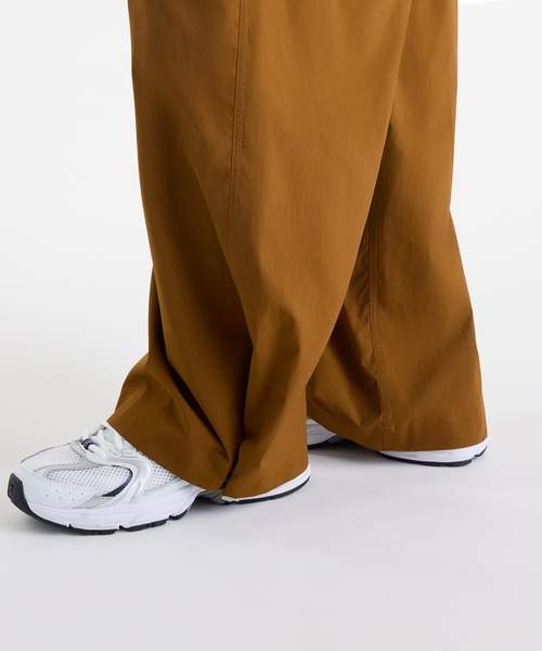 NEW BALANCE(ニューバランス)の「ウーブンカーゴパンツ(カーゴパンツ・レディース・カーキブラウン・SMALL/X-LARGE/LARGE/MEDIUM)」の4枚目の写真