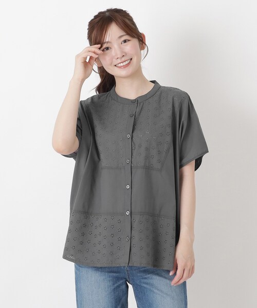 one'sterrace(ワンズテラス)の「刺繍 切替え前開きブラウス(シャツ/ブラウス・レディース・ブルー系その他7/ホワイト系9/グレー系その他7/カーキ系5/ブラック系8・02)」の4枚目の写真