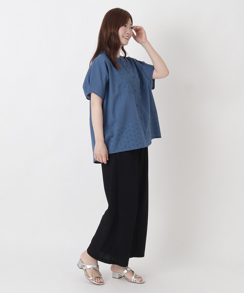 one'sterrace(ワンズテラス)の「刺繍 切替え前開きブラウス(シャツ/ブラウス・レディース・ブルー系その他7/ホワイト系9/グレー系その他7/カーキ系5/ブラック系8・02)」の6枚目の写真