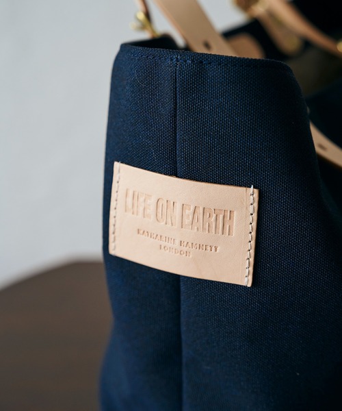 KATHARINE HAMNETT LONDON (キャサリンハムネットロンドン)の「KATHARINE HAMNETT LONDON / キャサリンハムネットロンドン <日本製> 尾道 /児島製 生地 トートバッグ(トートバッグ・メンズ・ネイビー/アイボリー・FREE)」の12枚目の写真