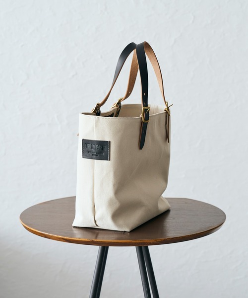 KATHARINE HAMNETT LONDON (キャサリンハムネットロンドン)の「KATHARINE HAMNETT LONDON / キャサリンハムネットロンドン <日本製> 尾道 /児島製 生地 トートバッグ(トートバッグ・メンズ・ネイビー/アイボリー・FREE)」の5枚目の写真