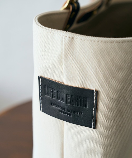 KATHARINE HAMNETT LONDON (キャサリンハムネットロンドン)の「KATHARINE HAMNETT LONDON / キャサリンハムネットロンドン <日本製> 尾道 /児島製 生地 トートバッグ(トートバッグ・メンズ・ネイビー/アイボリー・FREE)」の6枚目の写真