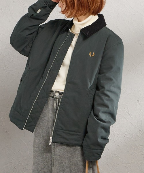 FRED PERRY（フレッドペリー）の「[FRED PERRY/フレッドペリー] ワンポイントロゴ刺繍 コットン カバンジャケット（ブルゾン・レディース・ダークグリーン/ブラック・L/M）」の2枚目の写真