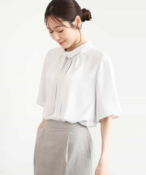 MK MICHEL KLEIN（エムケーミッシェルクラン）の「[洗える]レースボウタイ付きスタンドネックブラウス（シャツ/ブラウス・レディース・ライトグレー/ライトブルー・38）」の2枚目の写真