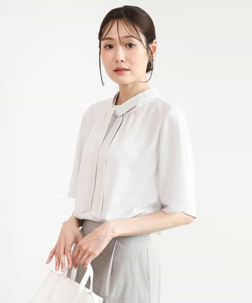 MK MICHEL KLEIN（エムケーミッシェルクラン）の「[洗える]レースボウタイ付きスタンドネックブラウス（シャツ/ブラウス・レディース・ライトグレー/ライトブルー・38）」の3枚目の写真