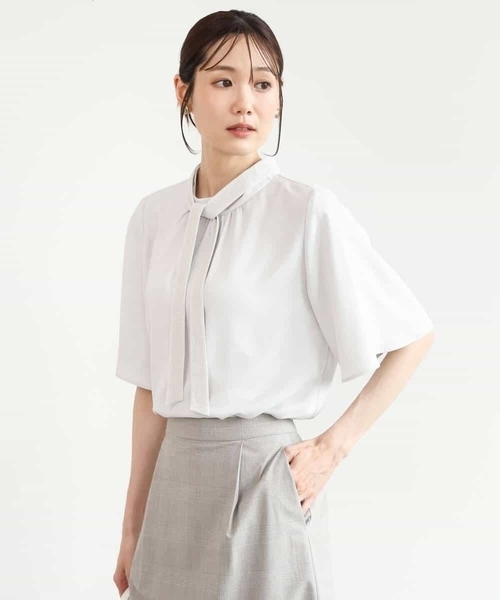 MK MICHEL KLEIN（エムケーミッシェルクラン）の「[洗える]レースボウタイ付きスタンドネックブラウス（シャツ/ブラウス・レディース・ライトグレー/ライトブルー・38）」の4枚目の写真
