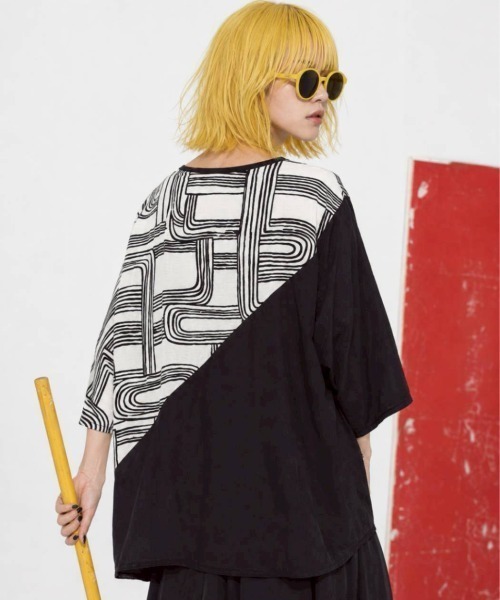 KAMINARI_TOKIO(カミナリトキオ)の「アシメ切替総柄ドルマンプルオーバー(Tシャツ/カットソー・レディース・ホワイト/ブラック/ブラウン・FREE)」の11枚目の写真