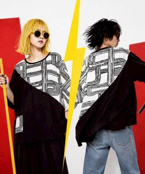KAMINARI_TOKIO(カミナリトキオ)の「アシメ切替総柄ドルマンプルオーバー(Tシャツ/カットソー・レディース・ホワイト/ブラック/ブラウン・FREE)」の4枚目の写真