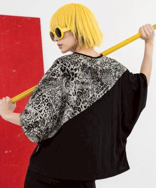 KAMINARI_TOKIO(カミナリトキオ)の「アシメ切替総柄ドルマンプルオーバー(Tシャツ/カットソー・レディース・ホワイト/ブラック/ブラウン・FREE)」の21枚目の写真