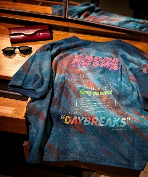 NATAL DESIGN(ネイタルデザイン)の「HEMP WIDE TEE PRINTED DAYBREAKS 2 D.Y.E ver.(Tシャツ/カットソー・メンズ・ピンク/オリーブ/パープル/ブラック/ライトブルー/スミクロ/ブルー・LARGE/X-LARGE/MEDIUM)」の5枚目の写真