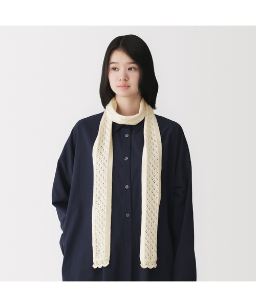 無印良品（ムジルシリョウヒン）の「コットン透かし編みニット　スリムマフラー（マフラー・レディース・ブラック/アイボリー・FREE）」の2枚目の写真