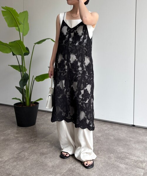 Jena espace merveilleux(ジェナ エスパスメルヴェイユ)の「〈8/15インスタライブご紹介アイテム〉【PalinkA/パリンカ】レース刺繍キャミワンピース(ワンピース・レディース・ブラック/オフホワイト・FREE)」の1枚目の写真