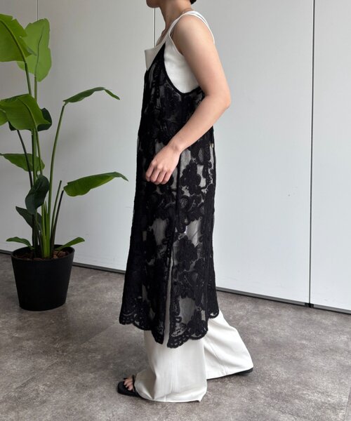 Jena espace merveilleux(ジェナ エスパスメルヴェイユ)の「〈8/15インスタライブご紹介アイテム〉【PalinkA/パリンカ】レース刺繍キャミワンピース(ワンピース・レディース・ブラック/オフホワイト・FREE)」の13枚目の写真