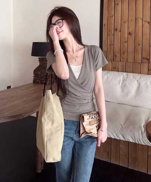 FAVORITO(ファヴォリート)の「フェイクレイヤードVネックトップス(Tシャツ/カットソー・レディース・モカ・F)」の4枚目の写真