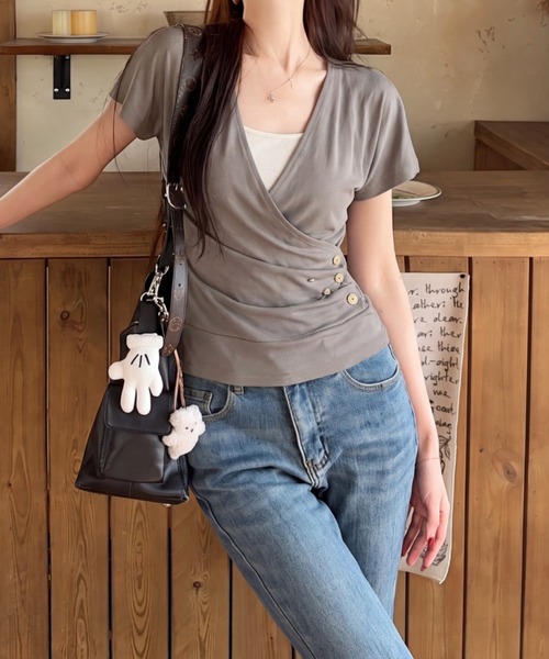 FAVORITO(ファヴォリート)の「フェイクレイヤードVネックトップス(Tシャツ/カットソー・レディース・モカ・F)」の2枚目の写真