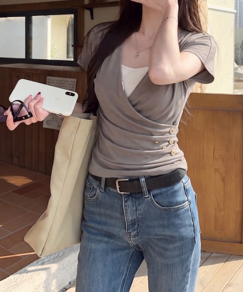 FAVORITO(ファヴォリート)の「フェイクレイヤードVネックトップス(Tシャツ/カットソー・レディース・モカ・F)」の3枚目の写真