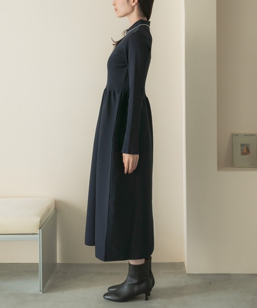 URBAN RESEARCH ROSSO WOMEN(アーバンリサーチ ロッソ)の「『一部WEB限定カラー』パールトリムフォルムニットワンピース(ワンピース・レディース・ブラック/ベージュ/ネイビー・36/38)」の18枚目の写真