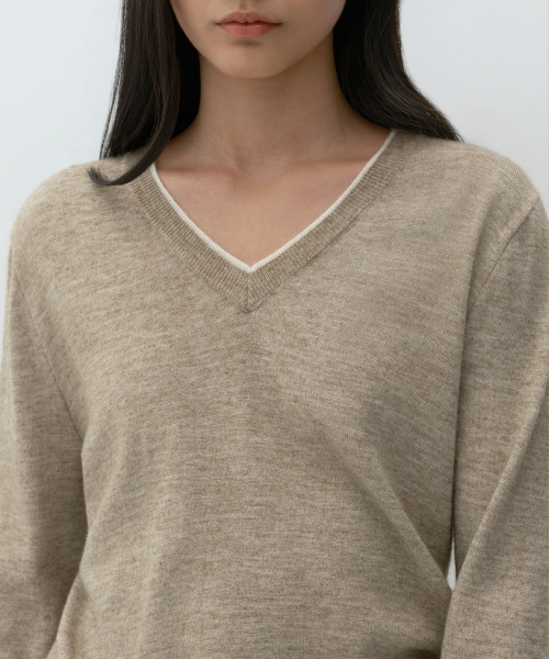 MUSINSA STANDARD WOMAN（ムシンサスタンダードウーマン）の「ウィメンズレイヤードVネックニット[ヘッダーライトベージュ]（ニット/セーター・レディース・その他・MEDIUM/LARGE/X-SMALL）」の4枚目の写真