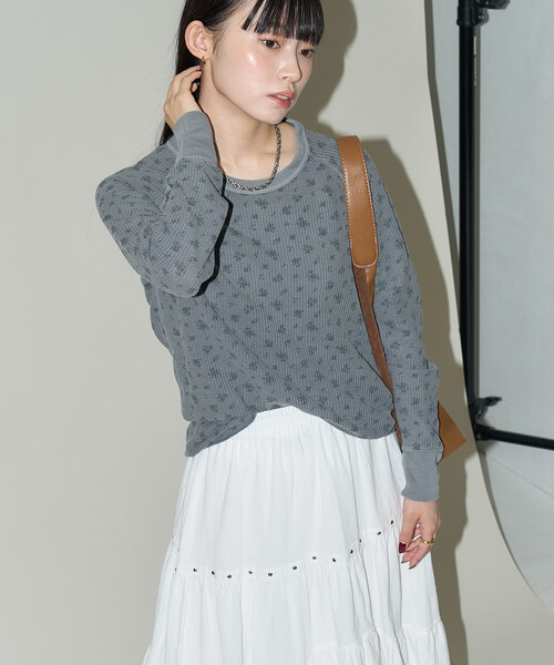 JEMORGAN(ジェーイーモーガン)の「JEMORGAN/ジェーイーモーガン ワッフル オーバーダイ 花柄 ロンT 限定展開(Tシャツ/カットソー・レディース・グレー/イエロー/ブルー・フリ-)」の2枚目の写真